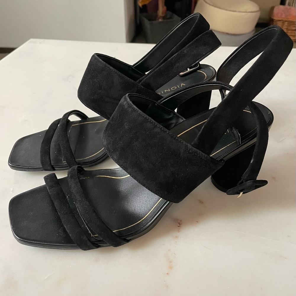 Vionic black strappy heels